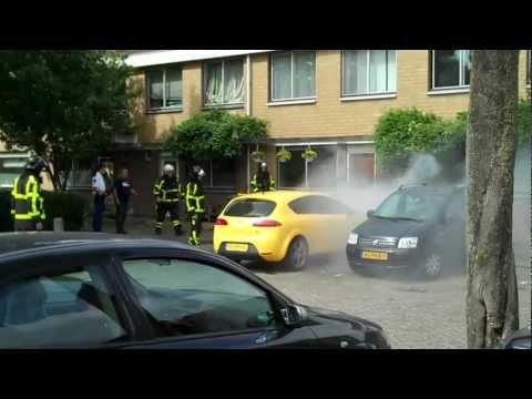 Auto in de fik in de aidastraat Spijkenisse