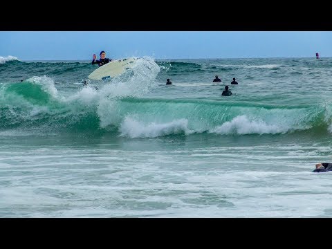 Solida surfo kaj pejzaĝo ĉe Strands Point