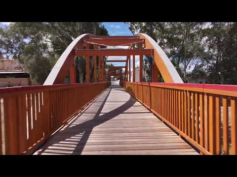 Puente peatonal sobre el río Guadalhorce a su paso por la Estación de Álora. Corredor Verde del Guadalhorce. Vídeo 2