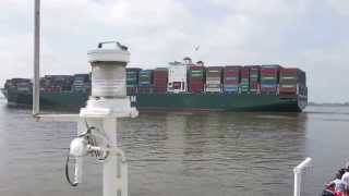 preview picture of video 'Container ship on the Elbe near Glueckstadt 16 July 2013'