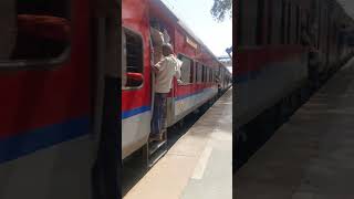 人が溢れてるインド鉄道急行列車の自由席車両 Indian railway general class coach #インド鉄道 #危険 #indianrailways #客車列車