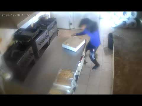 Un “encapuchado” se metió a una rotisería, fue directo a la caja registradora y se la llevó