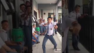 Download lagu Anak Sma jago goyang mp3