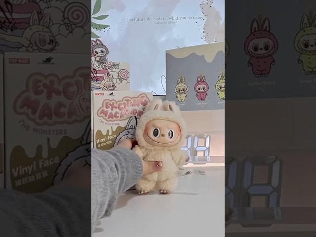 Vídeo relacionado con Pop Mart The Monsters Tasty Macarons - Figuras de Caja ciega de Vinilo, diseño Aleatorio, Juguetes para decoración Moderna del hogar, Juego de Juguetes coleccionables para Accesorios de Escritorio, 1