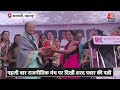 बेटी Supriya Sule को जीत दिलाने के लिए पहली बार चुनावी मैदान में उतरीं Sharad Pawar की पत्नी |AajTak - Video
