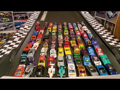 This Guy Set Up A Demolition Derby With 100 Hot Wheels Cars Racing On A Treadmill, And It's An Absolute Joy To Watch