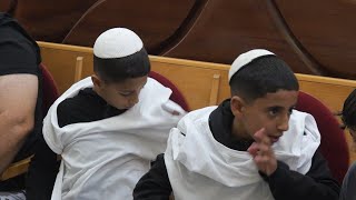 איך להפוך את החיים שלנו למאושרים יותר?  הרב שניר גואטה בשיעור חובה לכל אחד עם סיפורים מאלפים (הרב שניר גואטה) - התמונה מוצגת ישירות מתוך אתר האינטרנט יוטיוב. זכויות היוצרים בתמונה שייכות ליוצרה. קישור קרדיט למקור התוכן נמצא בתוך דף הסרטון