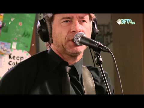 Diggy Dex en JW Roy doen 'Treur Niet (Ode Aan Het Leven)' in het Glazen Huis