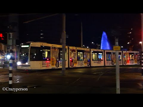 RET Tram komt aan bij Weena Rotterdam in de avond met verlichte fontein (Citadis 2045)