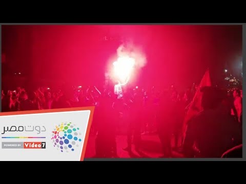 جماهير الأهلي تشعل الشماريخ وتغني أمام مقر النادي بعد الفوز على الزمالك