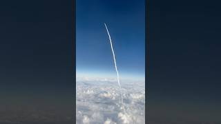 機内から見たロケット打ち上げの様子