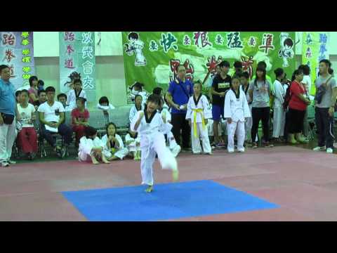 15'0704南瀛盃跆拳道賽-國小三四年級品勢冠軍-睿麟道館 筱媗