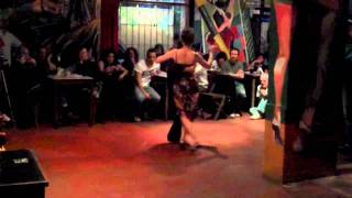 Mario De Camillis y Bárbara bailan en la milonga El Monito