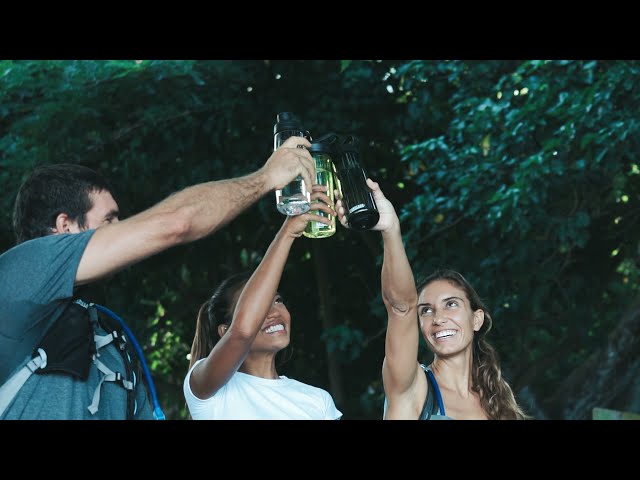 Vídeo relacionado con Camelbak Thrive Chug 32oz Botella De Agua Con Tritan Renew, A Prueba De Fugas, Pico Suave Para Hidratación Sin Esfuerzo, Optimo Para Días Duros, Color: Anthrazit, Talla: 950 ml