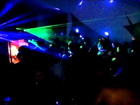 Dj Nando Ramos tocando na festa de Karina Santiago