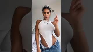 2つのポッチが見えてるお姉さん [ノーブラTikTok]