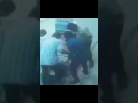 Mulher se distrai com celular e cai em bueiro