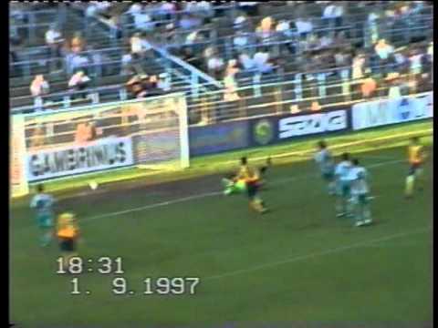 Kamil Šebesta dává gól Jaromíru Blažkovi.mpg