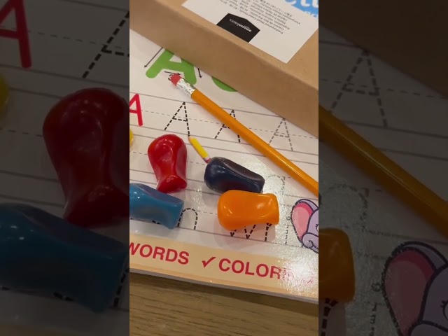 Vídeo relacionado con Adaptador de Lápiz para Niños - Modelo Ergonómico - Facilita Escritura y Agarre - Porta Lápiz y Protector de Dedo - Compacto y Duradero - Maped