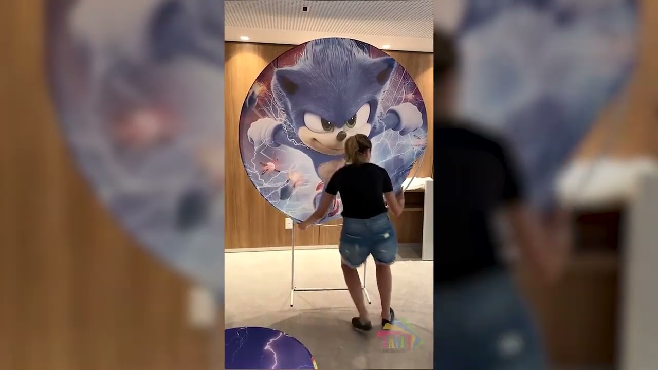 Vestindo o painel de festa sublimado redondo veste fácil no suporte