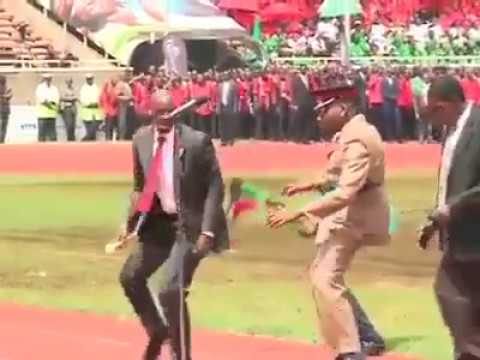 Un général de l'armee Kenyanne dance sur du Extra Musica - Etat Major