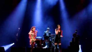 Nouvelle Vague - Guns of Brixton (Live @ Fête de l'Iris 2010)