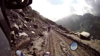 preview picture of video 'Himalaya met de Royal Enfield: Rotang la pas van Manali naar Keylong, het laatste stuk voor de top'