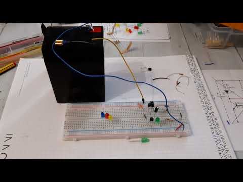 Led lampeggiante alimentato a 6 volt. Circuito con due transistor e due condensatori.