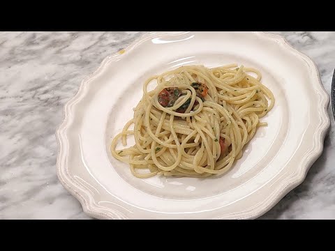 Spaghetti aglio, olio e peperoncino cremosi con pomodorini ricetta per ogni stagione.