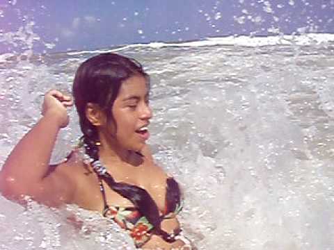 jugando en las olas de la playa del futuro en fortaleza Brasil