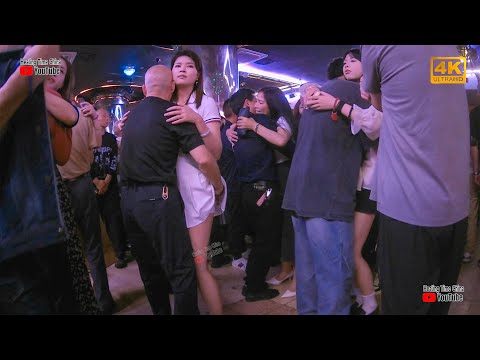 和美女一起跳舞