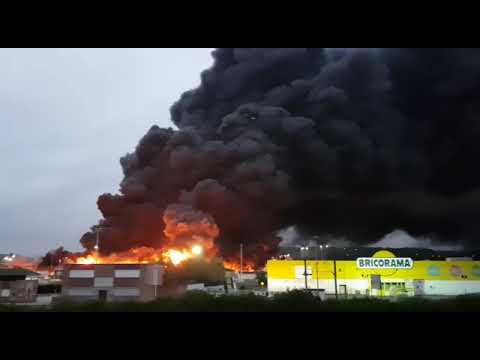 Paura per l'incendio di un impianto chimico a Rouen