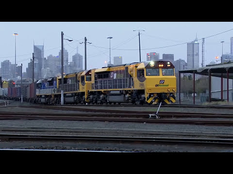 QRNational 3MB7 Melbourne to Brisbane Freight Train At Dynon (8/9/2009) - PoathTV Australian Railway