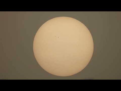 Il sole tra la nebbia. Roma 05 gennaio 2023.