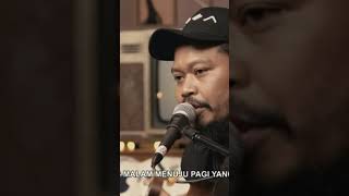 Download lagu untuk perempuan yang sedang dalam pelukan!#is #payungteduh #vincent #desta#vindest #short #fyp mp3
