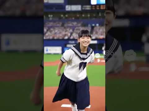 日本の女子高生の始球式