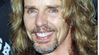 Tommy Shaw from Styx sings Fooling Yourself to his dog at home while on Corona Virus Lock Down