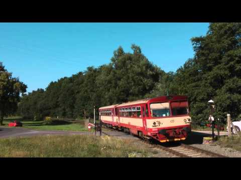 ČD 810 655 u mechanických závorám v Pilníkově směr Trutnov  30.8.2015