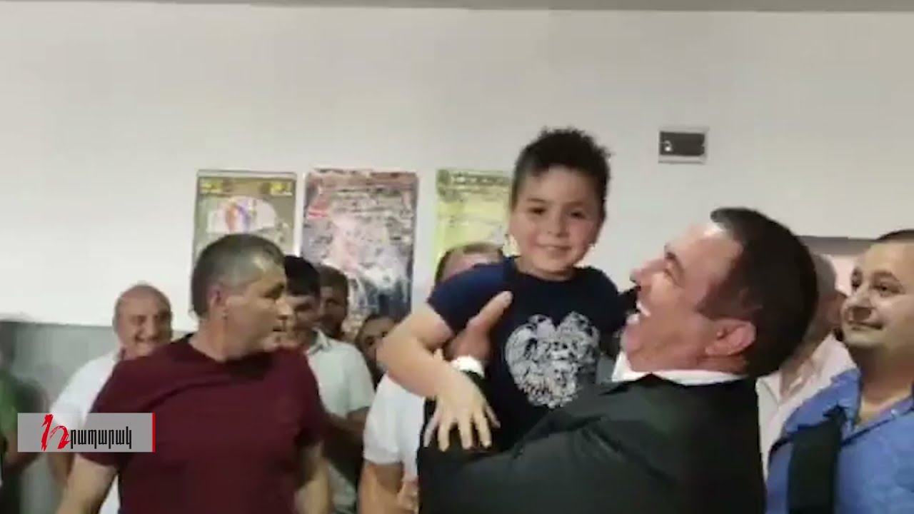 Ծառուկյանը Մասիսում նվեր ստացավ ու հետևեց բռնցքամարտին