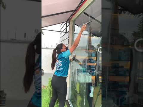 Nossa profissional em ação!?#limpezaprofissional #limpeza #limpezadevidros #vidros