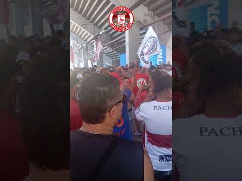 "Llegan los borrachos, llega el descontrol, con los bombos, los trapos y la fiesta" Barra: Los Borrachos de Morón &bull; Club: Deportivo Morón