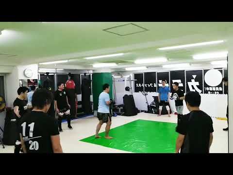 試合前のの若手選手とスパーリングしてみた〜