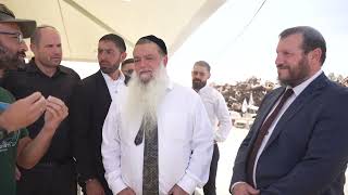 הרב יגאל כהן בנובה ובעוטף עזה🎗| סיור מודרך - מטלטל ומזעזע! (ארגון ענפים) - התמונה מוצגת ישירות מתוך אתר האינטרנט יוטיוב. זכויות היוצרים בתמונה שייכות ליוצרה. קישור קרדיט למקור התוכן נמצא בתוך דף הסרטון