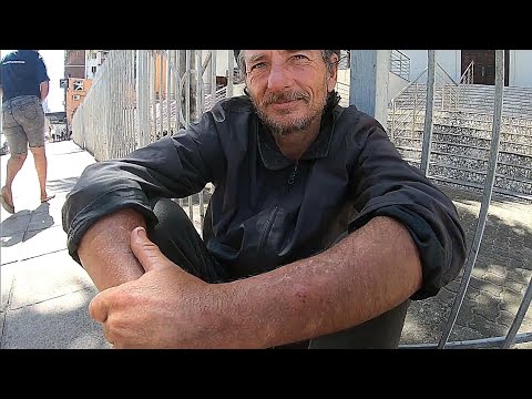I MET A WHITE HOMELESS MAN IN DURBAN CITY SOUTHAFRICA & HE TOLD ME A STORY 😔 (god bless your people)