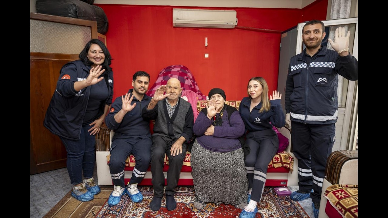 MERSİN BÜYÜKŞEHİR BAYRAM SEVİNCİNİ YAŞ ALMIŞ YURTTAŞLARIN EVLERİNE TAŞIDI