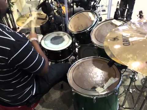 Ammmazzing One Hand Drumming (Chris McBride).mp4