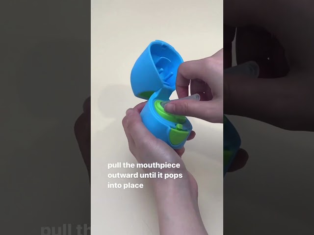 Vídeo relacionado con b.box Botella de bebida Tritan de 600 ml/575.5 g: Botella de agua para niños con popote y tapa para la escuela, viajes, guardería. A prueba de derrames y fugas. Forma triangular de fácil agarre. Sin