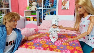 Dos muñecas Barbie Dos Ken Mañana Dormitorio Rutina de baño con dos pequeños bebés lindos