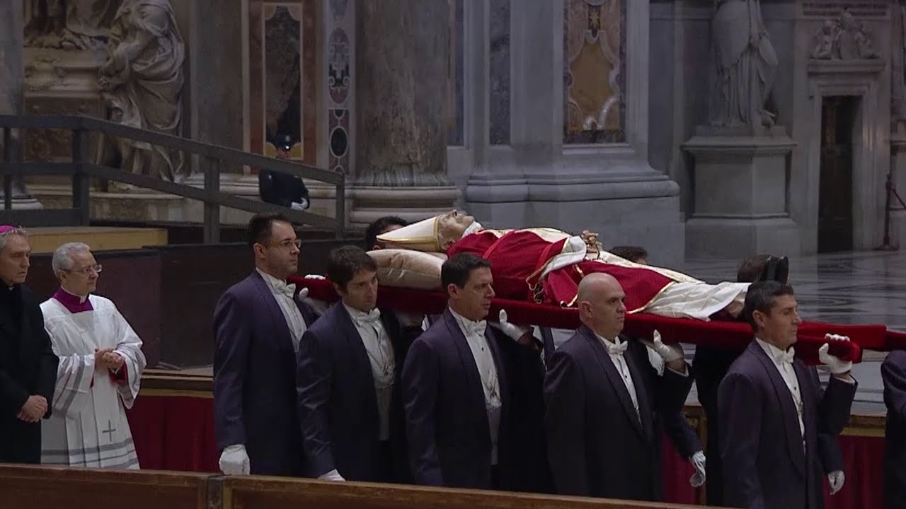 Fiéis participam do velório de Bento XVI, Papa Emérito