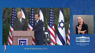 Download lagu Joe Biden Tries to Shake Hands With Nobody... Again! mp3